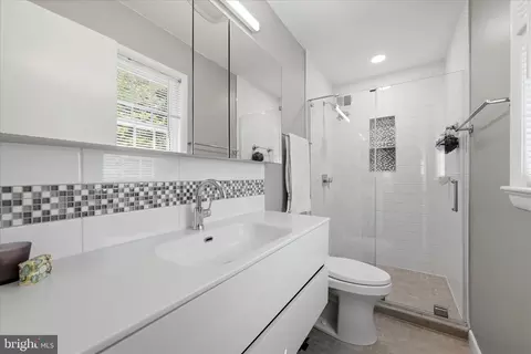 Bath - 312 Broadleaf, Vienna, VA 22180 photo 2 of 3