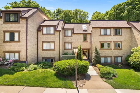 1668 Parkcrest Cir #100, Reston, VA 20190