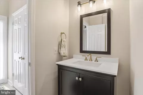 Bath - 1496 Hampton Hill Cir, Mclean, VA 22101 photo 1 of 6