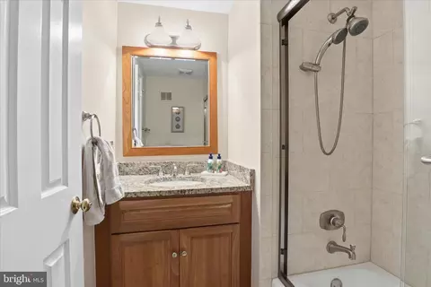 Bath - 1496 Hampton Hill Cir, Mclean, VA 22101 photo 6 of 6