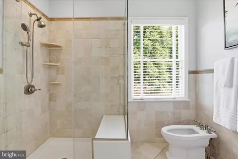 Bath - 1496 Hampton Hill Cir, Mclean, VA 22101 photo 5 of 6