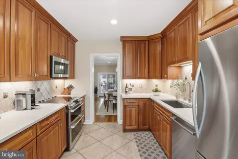Kitchen - 1496 Hampton Hill Cir, Mclean, VA 22101 photo 3 of 4