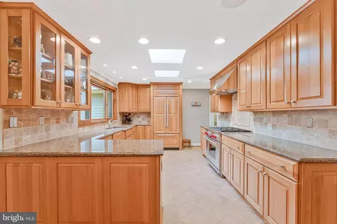 Kitchen - 1102 Clover Dr, Mclean, VA 22101 photo 4 of 6