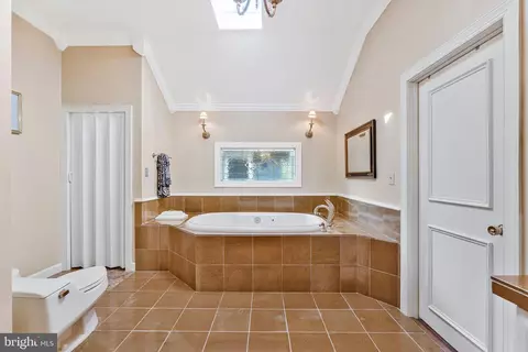 Bath - 1102 Clover Dr, Mclean, VA 22101 photo 4 of 10
