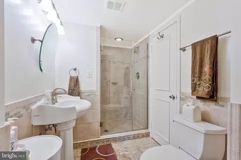 Bath - 1102 Clover Dr, Mclean, VA 22101 photo 10 of 10
