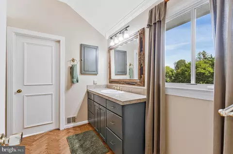 Bath - 1102 Clover Dr, Mclean, VA 22101 photo 6 of 10