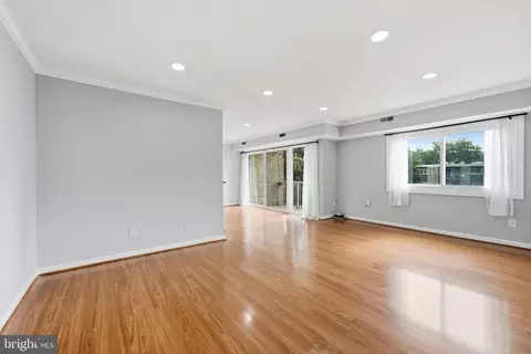 2901 Charing Cross Rd #11, Falls Church, VA 22042