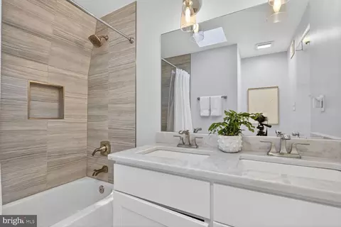 Bath - 11201 Wedge Dr, Reston, VA 20190 photo 3 of 3