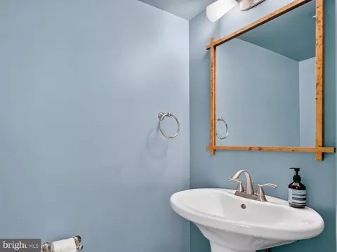 Bath - 11201 Wedge Dr, Reston, VA 20190 photo 1 of 3