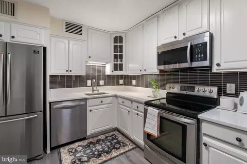 Kitchen - 1800 Old Meadow Rd #903, Mclean, VA 22102 photo 2 of 2