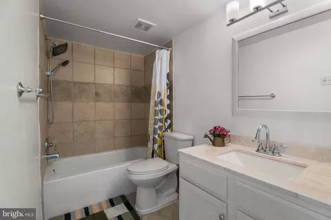 Bath - 1800 Old Meadow Rd #903, Mclean, VA 22102 photo 2 of 2