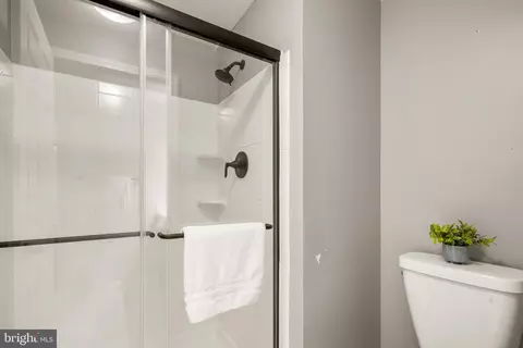 Bath - 8044 Winding Way Ct, Springfield, VA 22153 photo 3 of 4