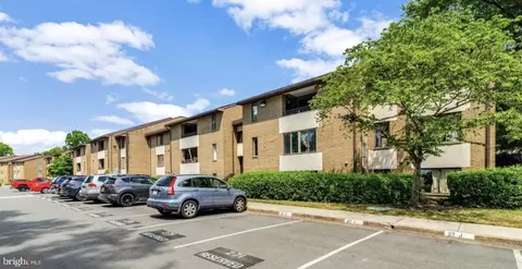 527 Florida Ave #T2, Herndon, VA 20170