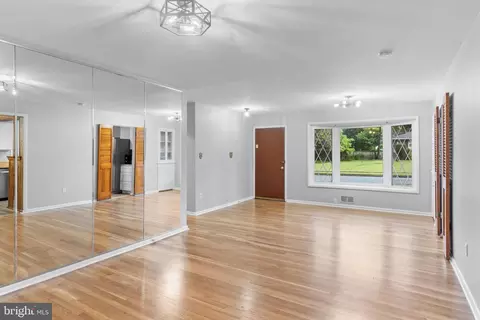 Living - 6705 Jerome St, Springfield, VA 22150 photo 2 of 6