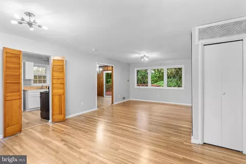 Living - 6705 Jerome St, Springfield, VA 22150 photo 1 of 6