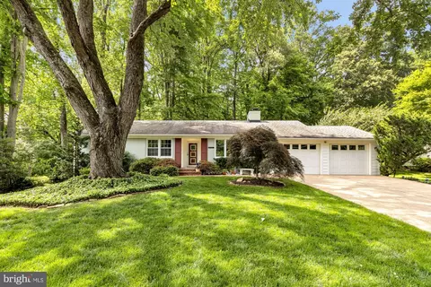 3310 Patrick Henry Dr, Falls Church, VA 22044