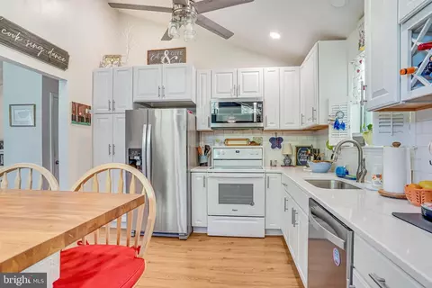Kitchen - 8622 Kenilworth Dr, Springfield, VA 22151 photo 3 of 3