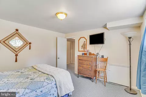 Bedroom - 8622 Kenilworth Dr, Springfield, VA 22151 photo 7 of 9