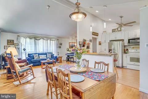 Dining - 8622 Kenilworth Dr, Springfield, VA 22151 photo 4 of 4