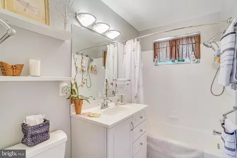 Bath - 8622 Kenilworth Dr, Springfield, VA 22151 photo 2 of 4