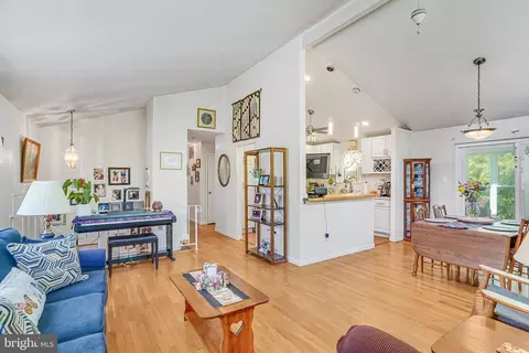 Entry Way - 8622 Kenilworth Dr, Springfield, VA 22151 photo 1 of 2