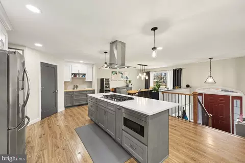 6208 Redwood Ln, Alexandria, VA 22310