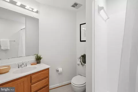 Bath - 1686 Oaktree Ct, Reston, VA 20194 photo 1 of 2