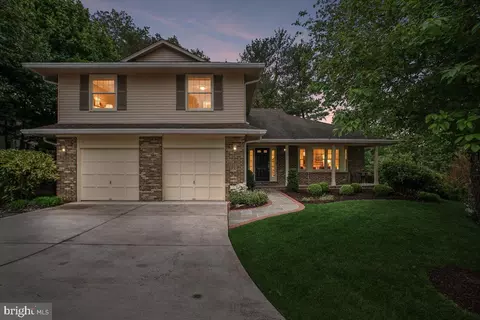 10033 Glencroft Ct, Vienna, VA 22181