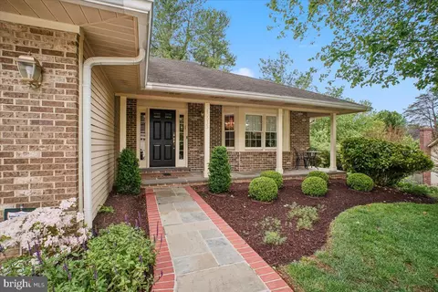 10033 Glencroft Ct, Vienna, VA 22181