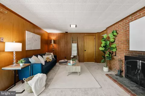 Living - 7842 Doane Ct, Springfield, VA 22152 photo 6 of 9