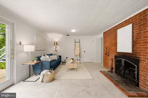 Living - 7842 Doane Ct, Springfield, VA 22152 photo 4 of 10