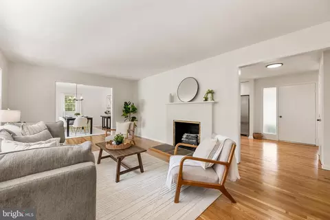 Living - 7842 Doane Ct, Springfield, VA 22152 photo 2 of 9
