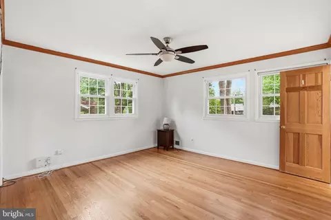 Living - 5304 Pillow Ln, Springfield, VA 22151 photo 5 of 7