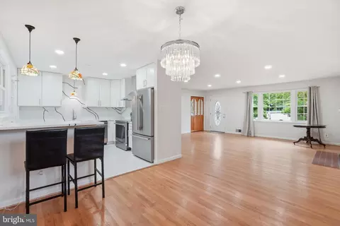Living - 5304 Pillow Ln, Springfield, VA 22151 photo 2 of 7
