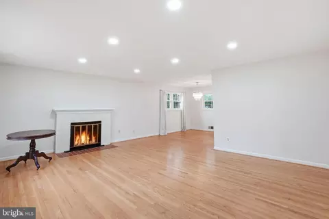 Living - 5304 Pillow Ln, Springfield, VA 22151 photo 1 of 7