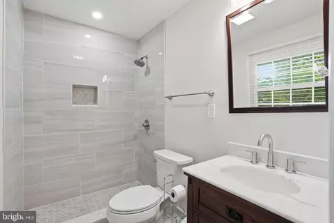 Bath - 5304 Pillow Ln, Springfield, VA 22151 photo 2 of 2
