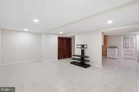 Living - 5304 Pillow Ln, Springfield, VA 22151 photo 6 of 7