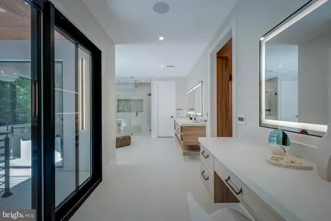 Entry Way - 7841 Old Dominion Dr, Mclean, VA 22102 photo 11 of 20