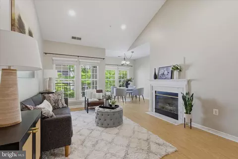 4139 Fountainside Ln #302, Fairfax, VA 22030