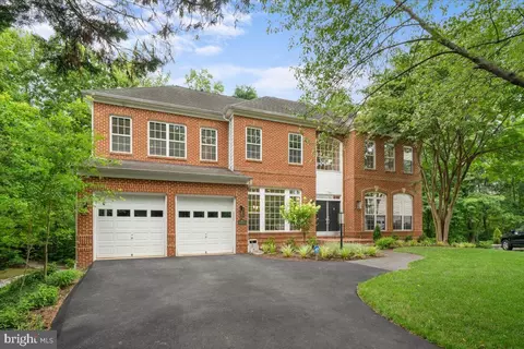Exterior - 7136 Ayers Meadow Ln, Springfield, VA 22150 photo 6 of 10