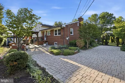 Exterior - 6824 Felix St, Mclean, VA 22101 photo 7 of 10