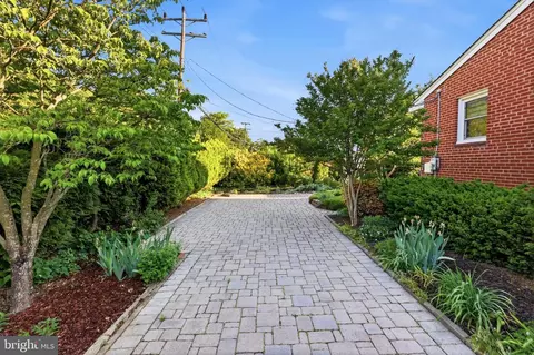 Exterior - 6824 Felix St, Mclean, VA 22101 photo 9 of 10
