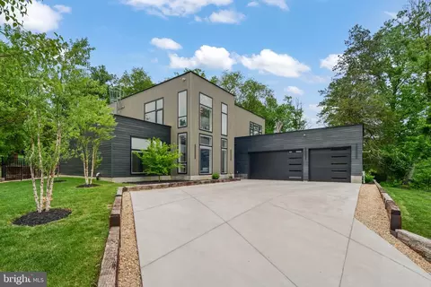 7404 Sportsman Dr, Falls Church, VA 22043