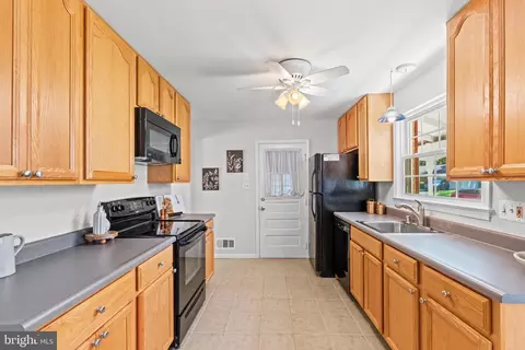 Kitchen - 6608 Grey Fox Dr, Springfield, VA 22152 photo 1 of 3