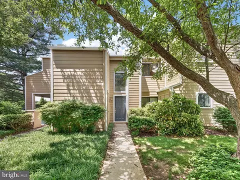 1917 B Villaridge Dr, Reston, VA 20191