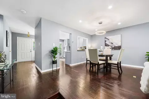 Entry Way - 7403 Ridge Oak Ct, Springfield, VA 22153 photo 4 of 9