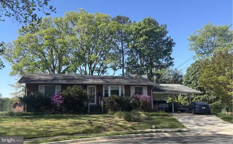 608 Roberts Dr NW, Vienna, VA 22180