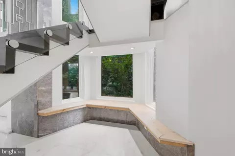 Entry Way - 6304 Old Dominion Dr, Mclean, VA 22101 photo 2 of 5