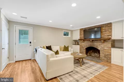 Living - 1122 Kensington Rd, Mclean, VA 22101 photo 2 of 3