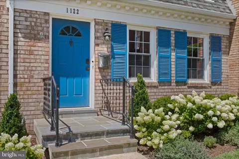 Exterior - 1122 Kensington Rd, Mclean, VA 22101 photo 3 of 7